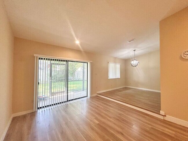 Foto del edificio - Lovely 3/2.5 Spacious Home with a Screened...