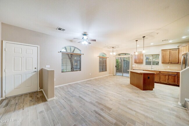 Foto del edificio - 2150 W Alameda Rd