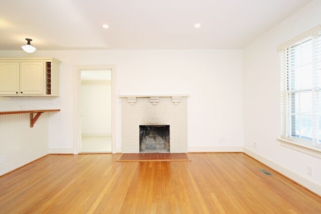 Foto del edificio - Charming Home With Fenced Yard