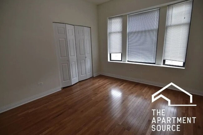 Building Photo - 802 W Belmont Ave