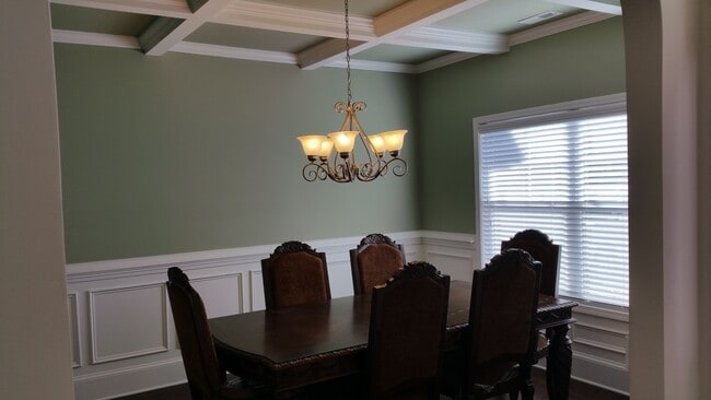 Building Photo - Big Beautiful and Available