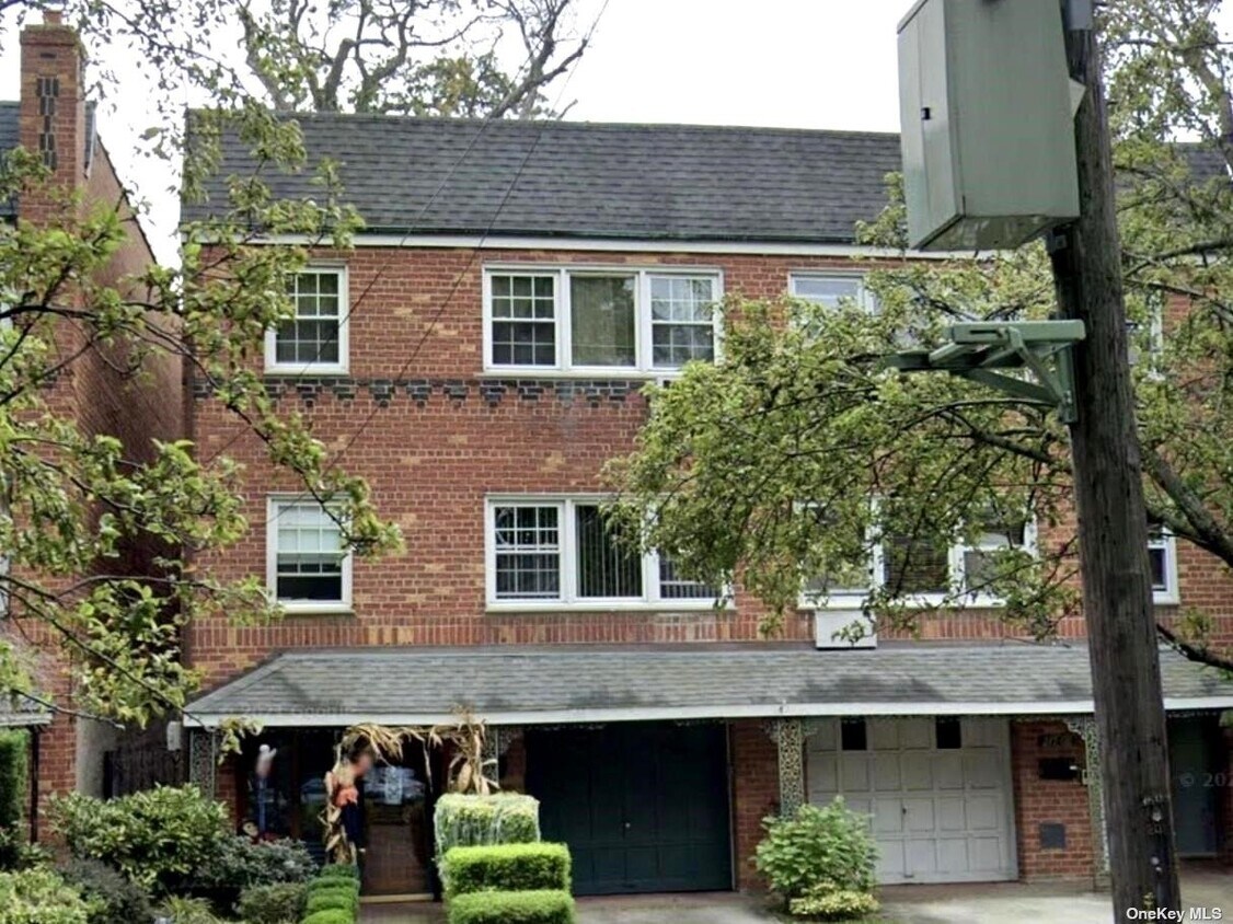 Primary Photo - 215-10-215-43 43rd Ave