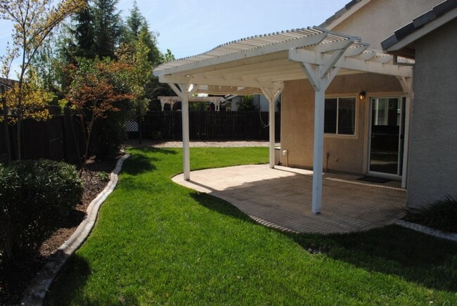 Building Photo - 1630 Begonia Ct