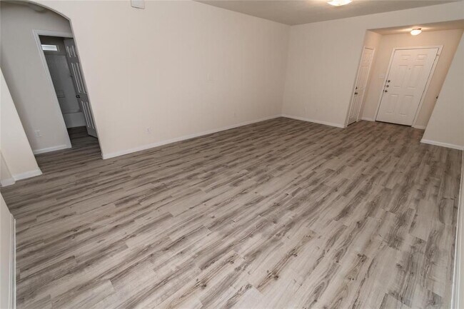 Building Photo - 2121 Middle Rdg Dr