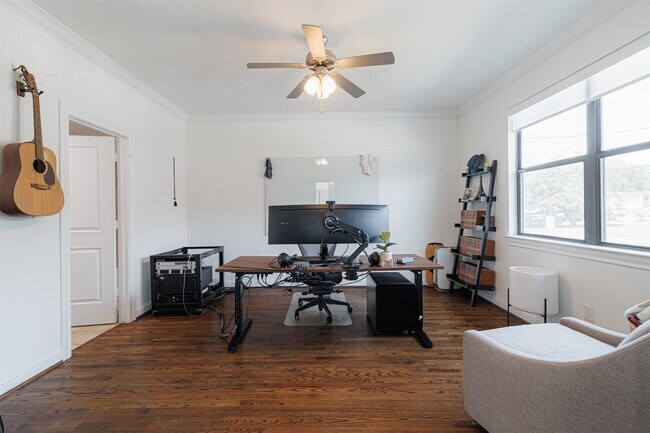 Foto del edificio - 1320 W 25th St