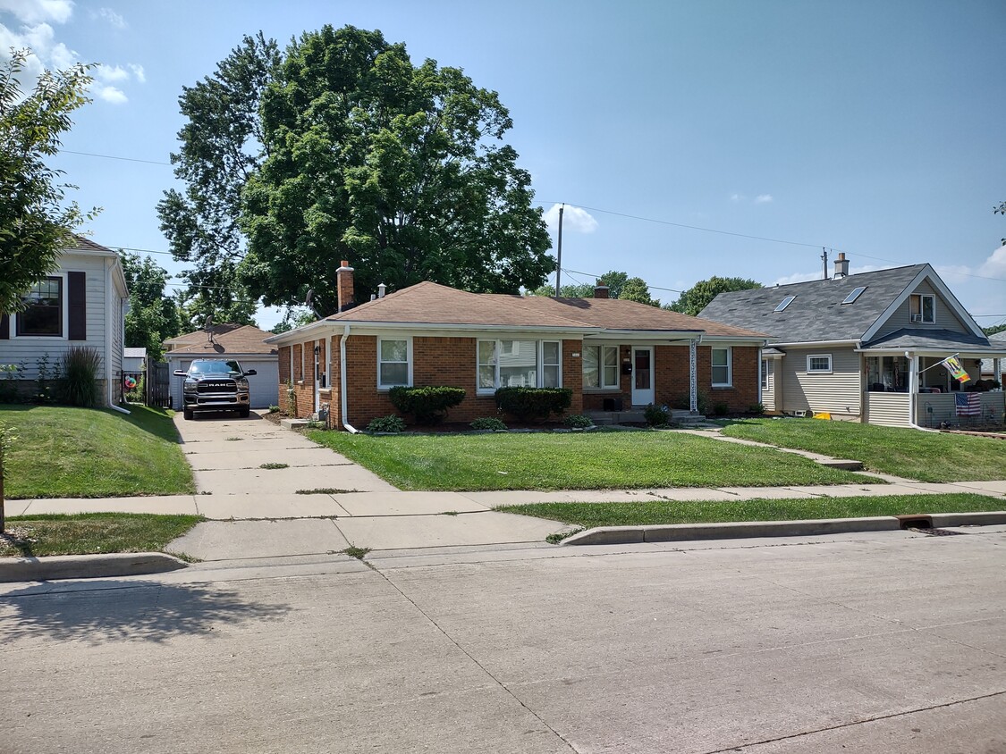 Primary Photo - 2161 S 88th St