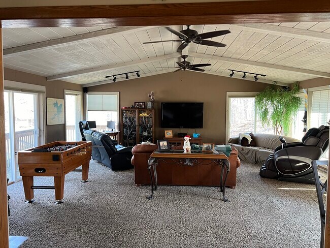 Florida Room - N55W34585 Tweeden Ln