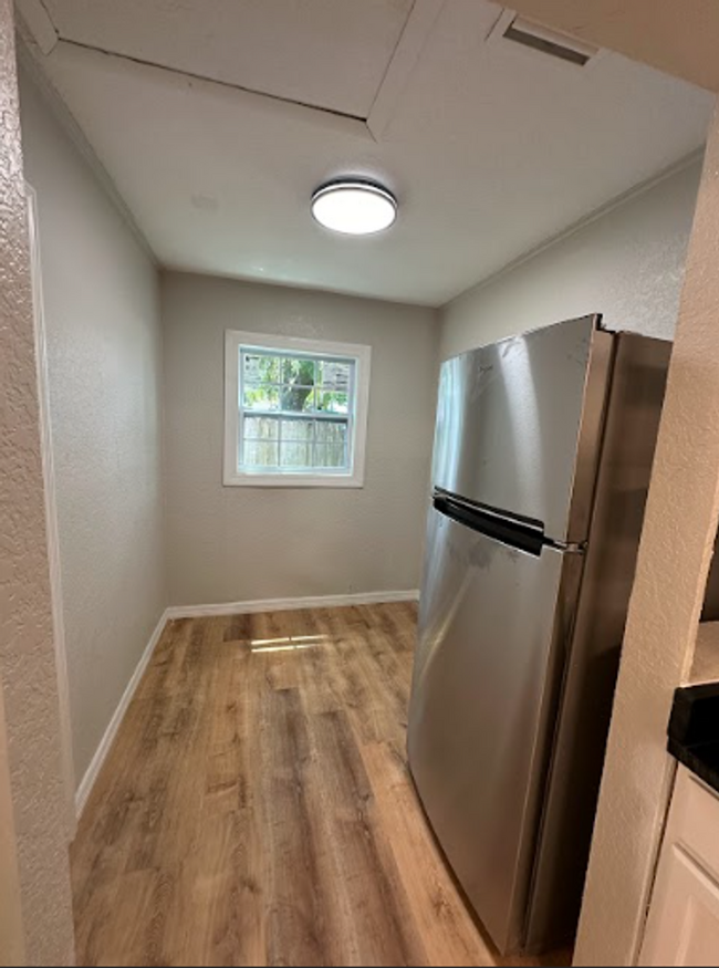 Foto del edificio - Stylishly Renovated 2-Bedroom Home in Prim...