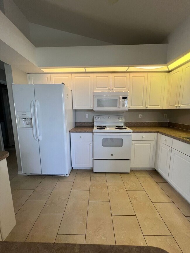 Building Photo - 3/2/2 with Fenced Yard! Available NOW!!
