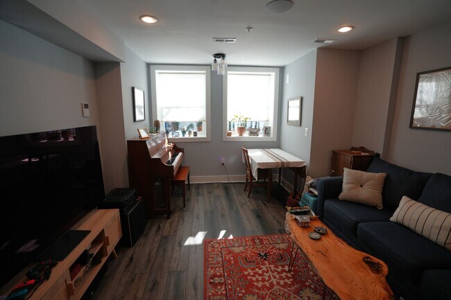 Building Photo - Lovely 2 BR/2 BA 1st Level Condo in Shaw!
