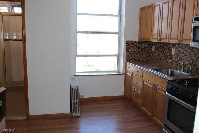 Building Photo - 572 Manhattan Ave