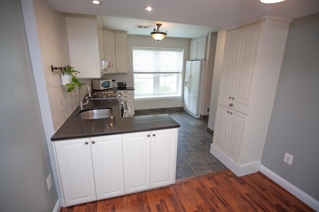 Building Photo - 9617 Nonquitt Dr