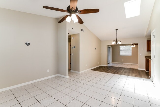 Foto del edificio - 724 Iowa Woods Cir E