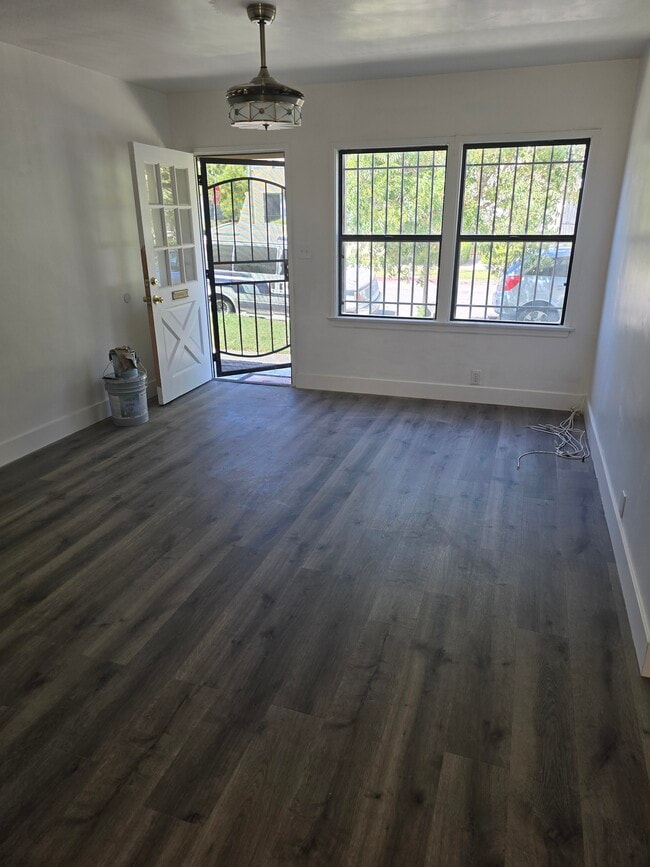 Living Room - 3454 West Blvd