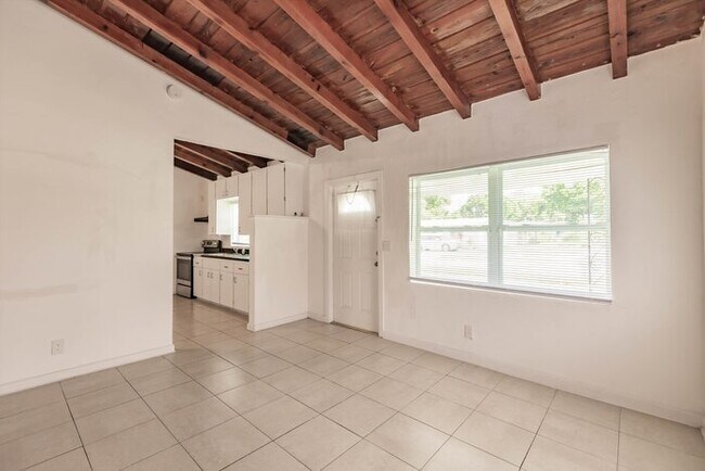 Foto del edificio - TWO BEDROOM CHARMER IN WEST PALM BEACH