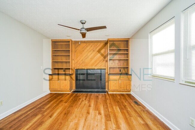 Building Photo - REDUCED!