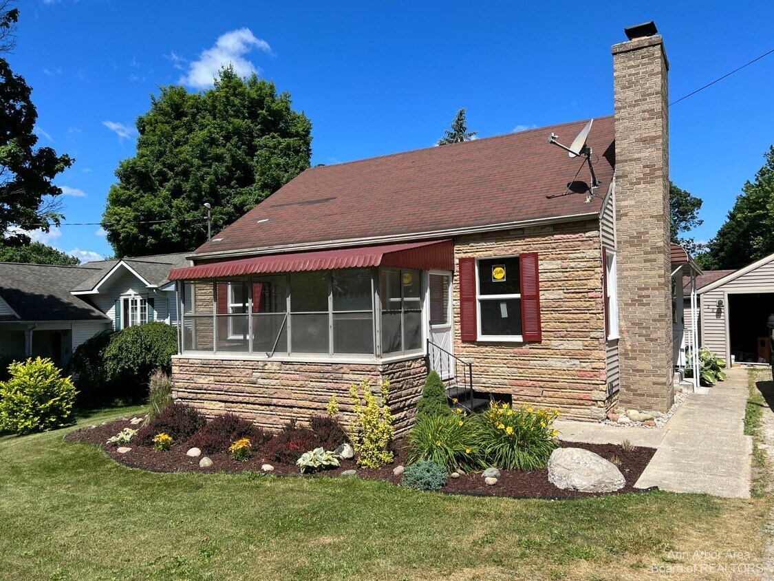 208 Auburn St, Manchester, MI 48158