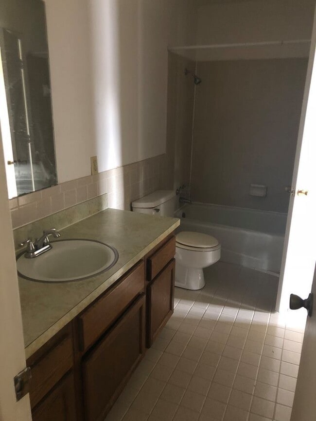 Building Photo - 1808/1810 Crescent Dr.