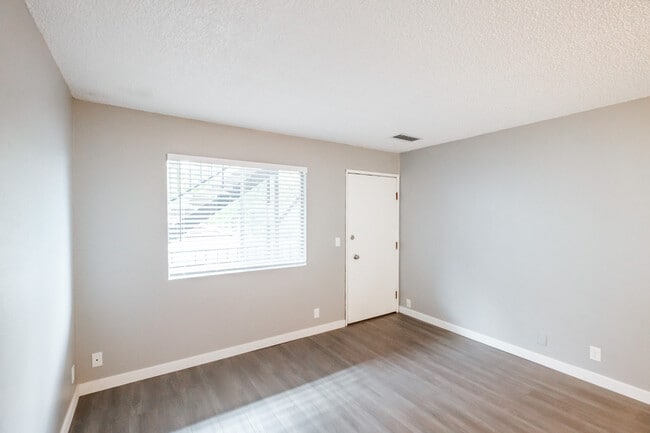 Building Photo - Fillmore Inn Studio Apartments