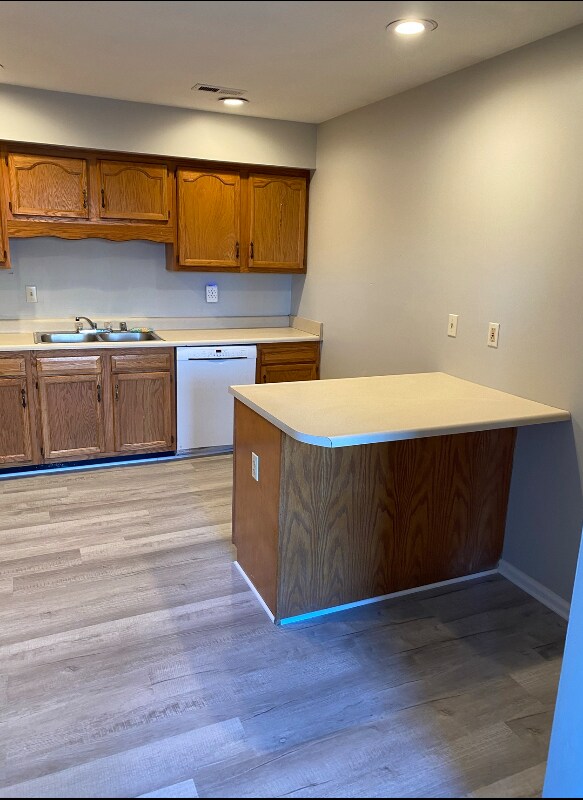 Building Photo - 213 Maryrose Dr