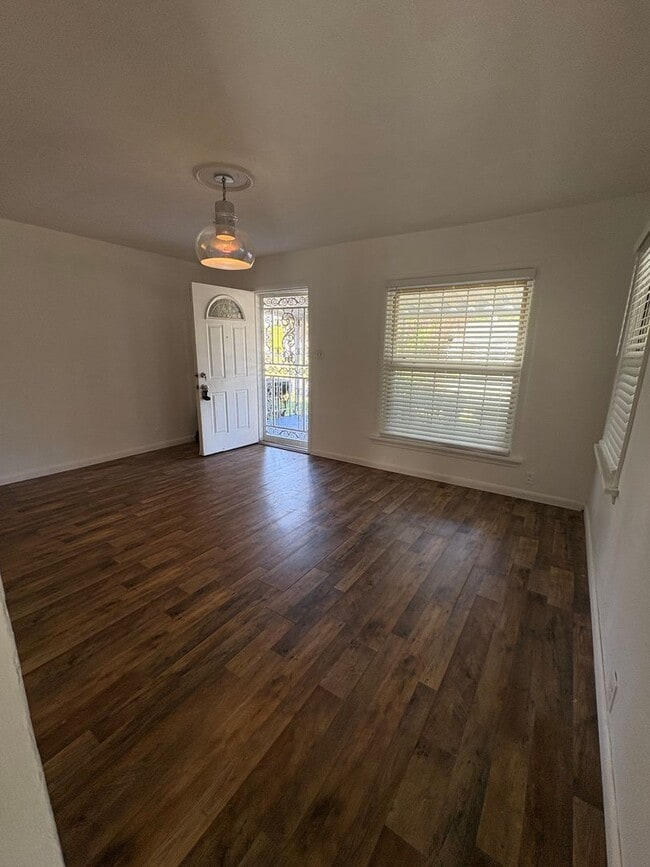 Building Photo - 3 Bedroom/1 Bath Home in Dayton