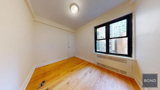 Building Photo - 141 E 56th St