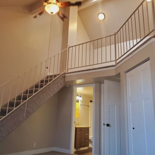 Foto del edificio - Spacious 2 Bed 1.5 Bath Townhome in Murray...
