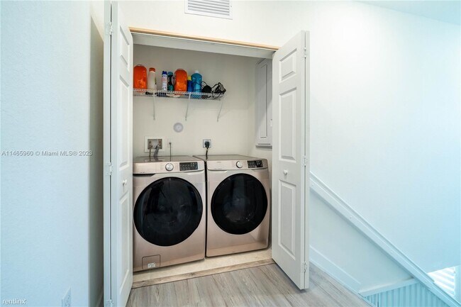 Building Photo - 3 br, 2.5 bath Townhome - 1928 SW 5th Blvd...