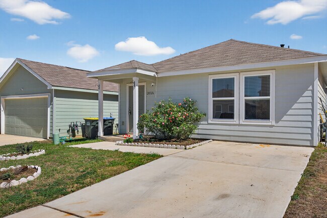 Foto del edificio - Modern 3-Bed Home with Fenced Yard and Private Balcony in San Antonio – $1,600/mo