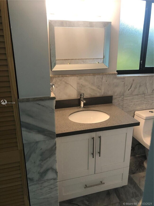 Foto del edificio - 15525 Miami Lakeway N