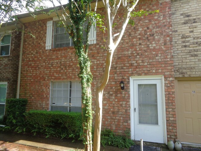 Building Photo - SPRING BRANCH TOWNHOME