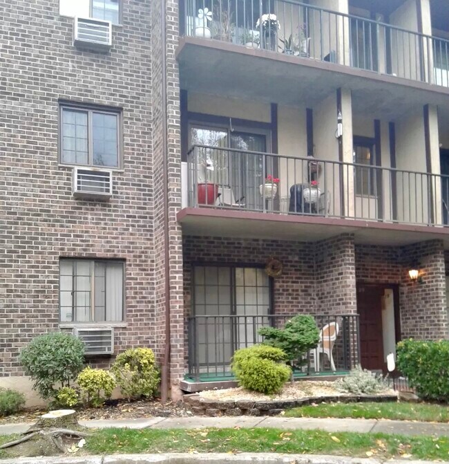 Building Photo - 30 Donna Ct