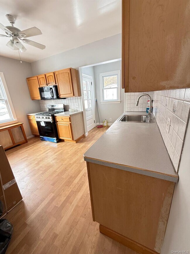 Building Photo - 7 Flower St