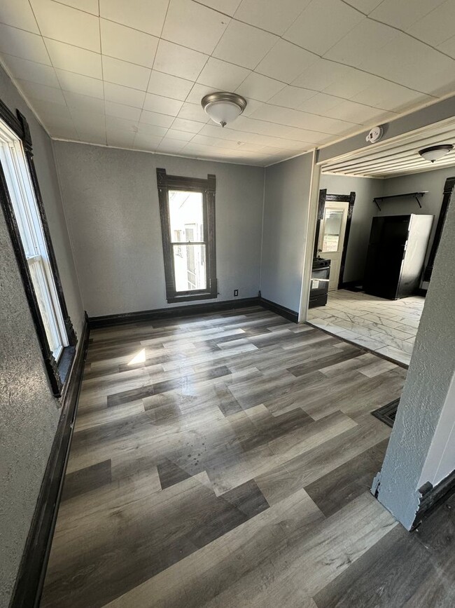 Building Photo - 4 Bedroom 1 Bathroom Just FULLY remodeled