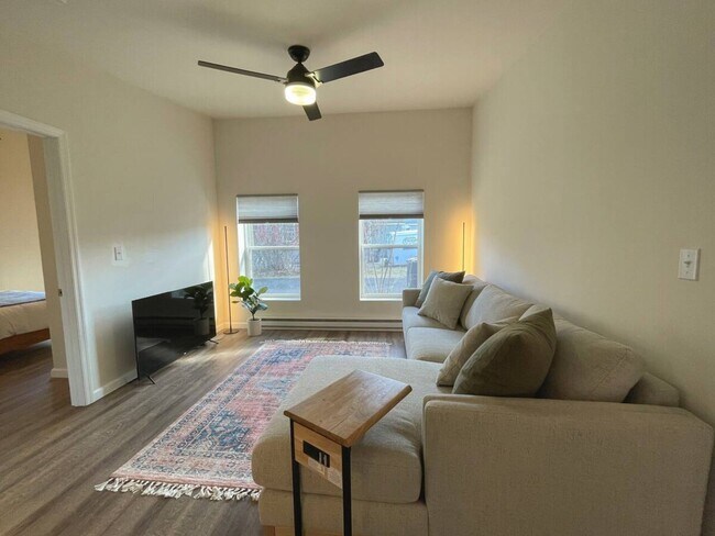 Foto del edificio - 100 Miller St Triplex