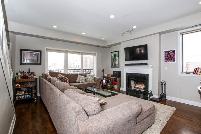 Foto del edificio - 1369 W Hubbard St