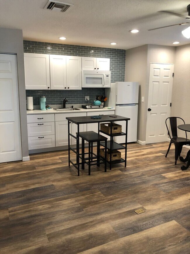 Foto del edificio - Beauty and Convenience! Remodeled, Fully F...