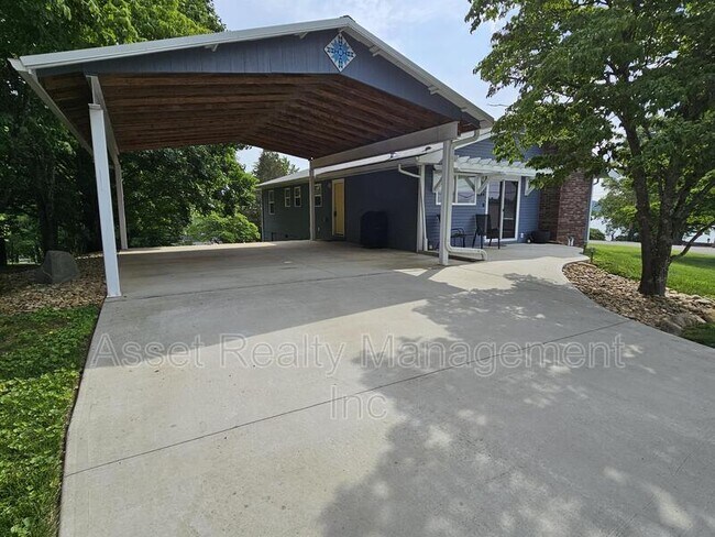 Building Photo - 3685 Channel Dr