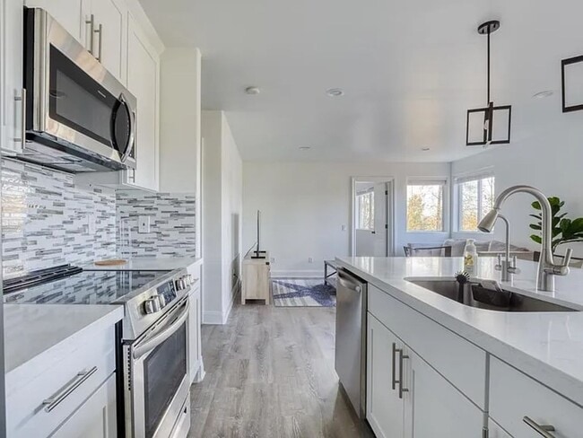 Building Photo - Beautiful Lower-Level Home in Bellevue