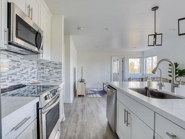 Foto del edificio - Beautiful Lower-Level Home in Bellevue