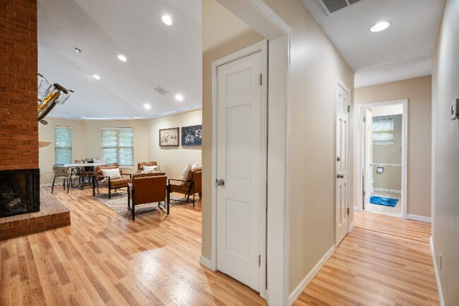 Foto del edificio - 4719 S Lakewood Ave