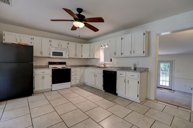 Foto del edificio - MOVE IN READY!