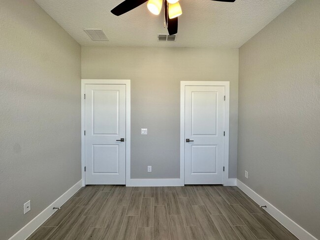 Building Photo - Brand New Modern Duplex !