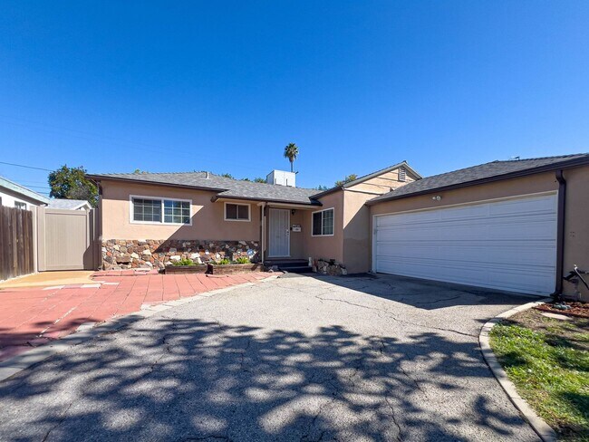 Foto del edificio - Spacious 3BR Home near Lake Balboa!