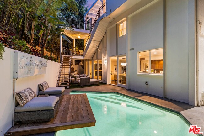 Foto del edificio - 1714 Sunset Plaza Dr