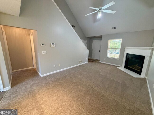 Foto del edificio - 15 Lakeside Cir