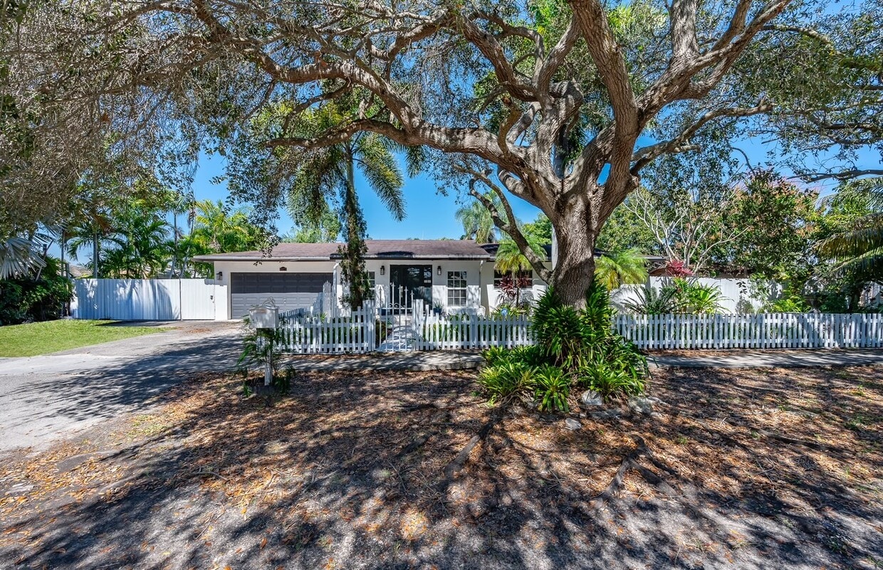 Primary Photo - 10271 SW 160th St