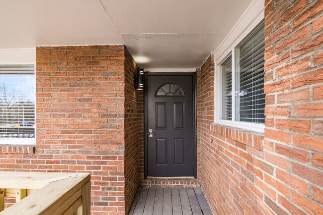 Foto del edificio - 611 Riverview Dr