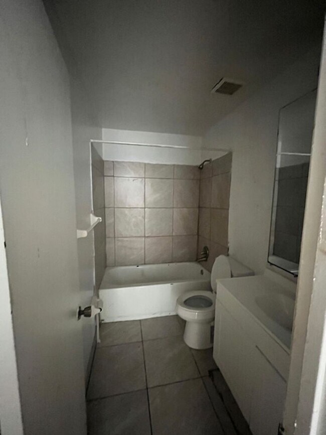 Building Photo - 2-bedroom, 1-bathroom home 6 minutes from UF!