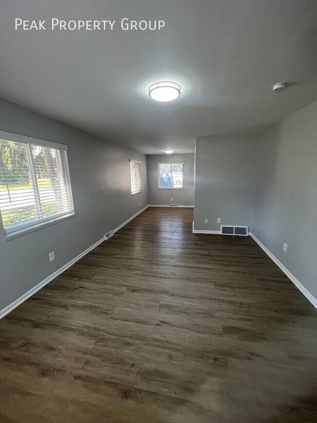 Building Photo - Available in July! 2 Bedroom Townhome Loca...
